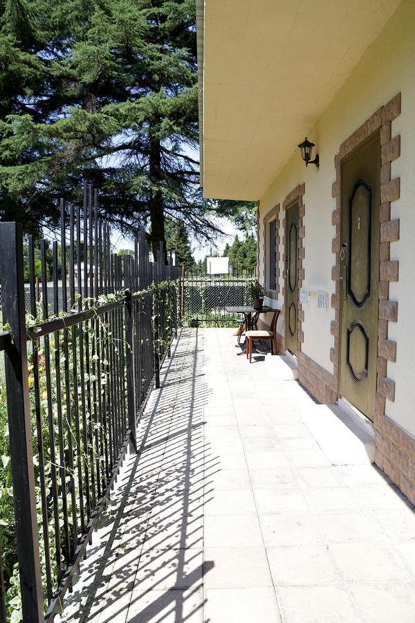 Emili Hotel Pitsoenda Buitenkant foto